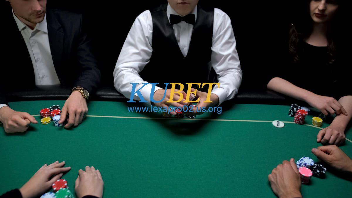 Người chia bài và người chơi poker ngồi quanh bàn poker với chip trên bàn